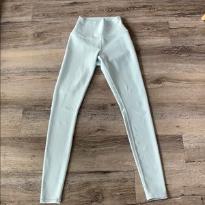 Alo Yoga Airlifts in Cloud